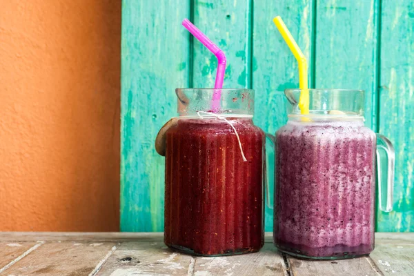 Raspberry dan blueberry smoothie dalam stoples — Stok Foto