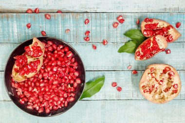 Mavi ahşap masa üzerinde düz renkli nar yatıyordu