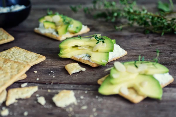 Gesunde Cracker mit saurer Sahne, Thymian und Avocado — Stockfoto