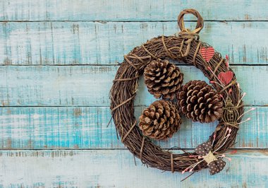 Çelenk kağıt Kalpler, antika mobilya ve fircones ile dal