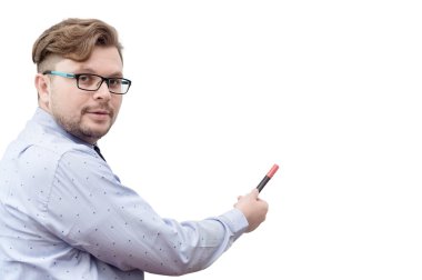 Beyaz tahta üzerinde işaret eden genç beyaz iş adamı