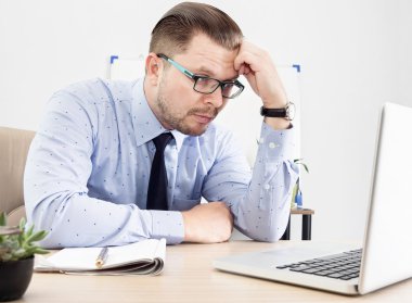 Dizüstü bilgisayar ekranında yorgun üzgün Yöneticisi görünüyor