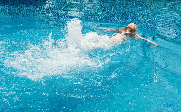 Mujer joven caucásica nadando —  Fotos de Stock