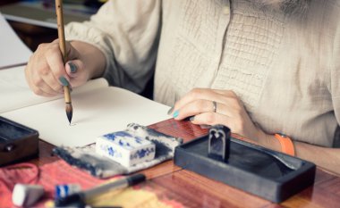 Bir geleneksel Japon teknikte Sumi-e resmi ressamın 