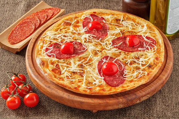 Pizza de salami con tomates cherry —  Fotos de Stock