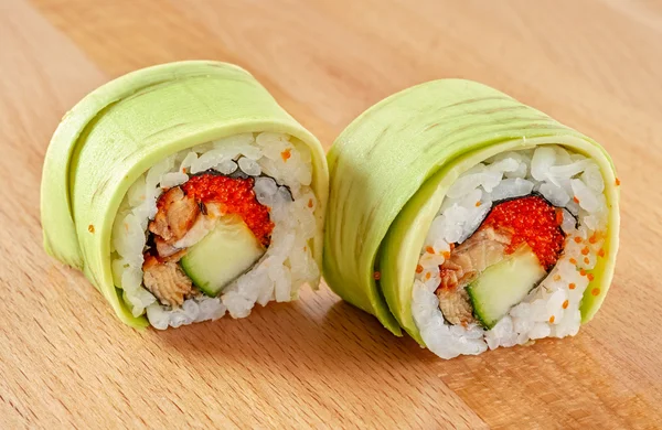 Maki Sushi Roll com enguia e abacate — Fotografia de Stock