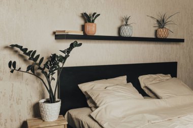 Pastel renklerde modern yatak odası tasarımı. İskandinav tarzı.