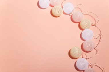 Noel ya da yeni yıl konsepti, pembe arka planda bir çelenk. 2021 Yeni Yıl