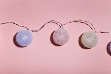 Noel ya da yeni yıl konsepti, pembe arka planda bir çelenk. 2021 Yeni Yıl