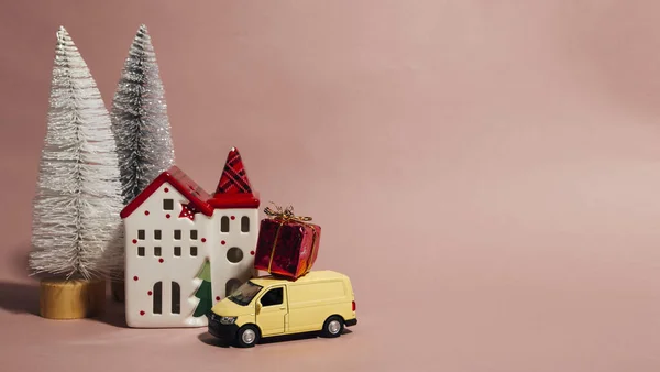 圣诞作文 新年装饰品 玩具屋和圣诞树 黄色汽车和礼物 — 图库照片