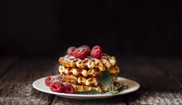 Tabağında ahududu olan taze pişmiş Belçika waffle 'ları. 