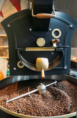 Kahvenin kavurma makinesinde görünümünü kapat