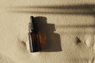 Cam şişede serum, kumdaki pipetle. Bakım için gerekli yağ