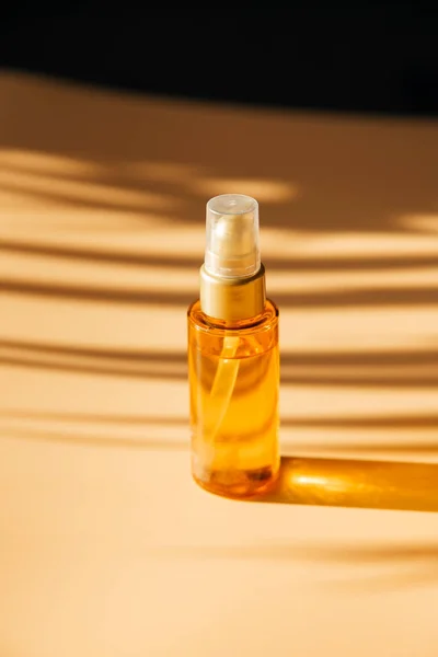 Butelka Kosmetyków Żółtym Tle Przyjazne Dla Środowiska Tło Dla Kosmetyków — Zdjęcie stockowe