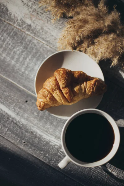 Aromatische Croissant Koffie Een Houten Achtergrond — Stockfoto