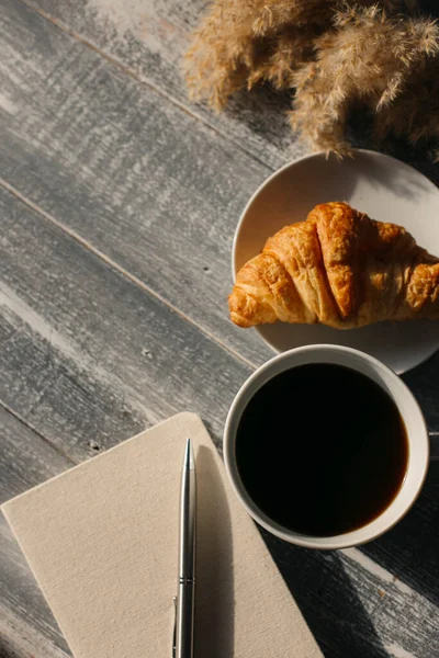 Zweefvliegtuig Aromatische Croissant Koffie Een Houten Ondergrond — Stockfoto