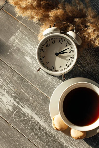 Gezellige Ochtend Koffie Bitterkoekjes Een Lichte Achtergrond — Stockfoto