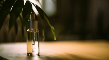 Arka planda sıvı bulunan kozmetik şişesi, kapat