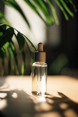 Arka planda sıvı bulunan kozmetik şişesi, kapat