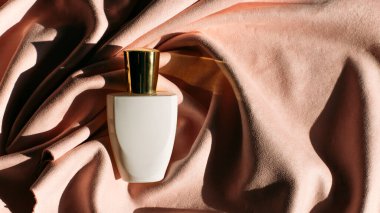 Soyut arkaplanda parfüm şişesi nesnesi