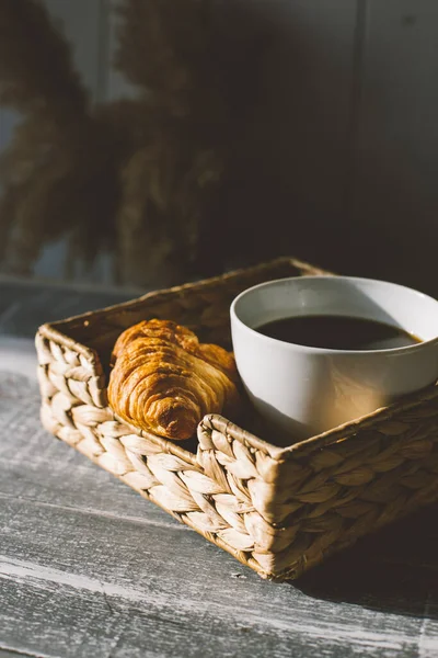 Taza Café Croissant Una Mesa Madera — Foto de Stock