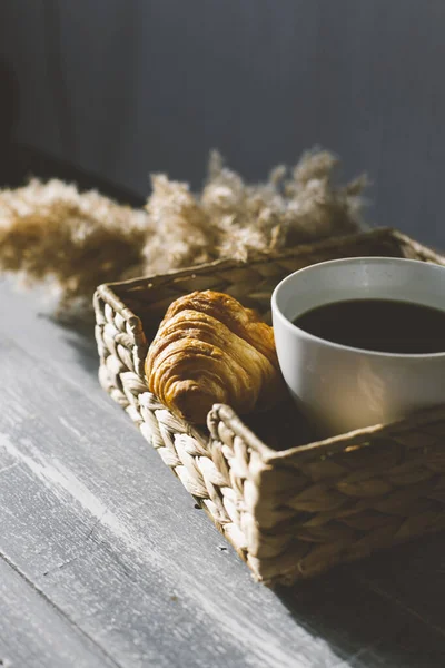 Tazza Caffè Croissant Tavolo Legno — Foto Stock