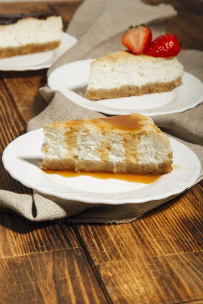 Σπιτικά Κομμάτια Cheesecake Κρέμα Στο Παρασκήνιο Close — Φωτογραφία Αρχείου