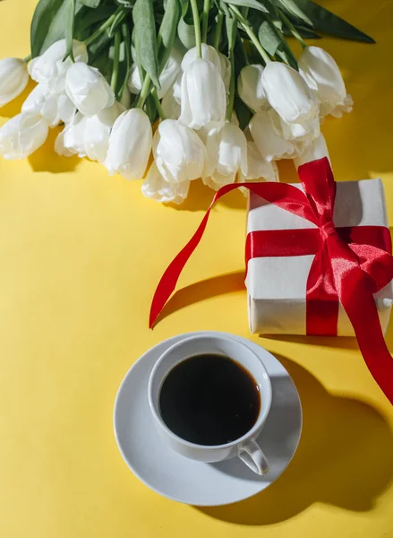 Beau Bouquet Tulipes Coffret Cadeau Avec Café Sur Fond Vue — Photo