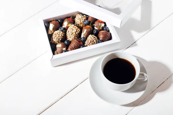 Erdbeeren Schokolade Auf Weißem Holzhintergrund — Stockfoto