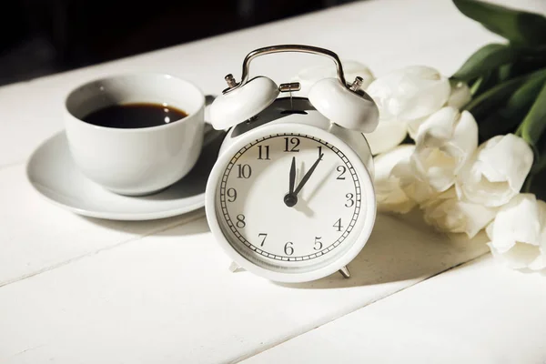 Witte Kop Koffie Wekker Met Tulpen Tafel — Stockfoto