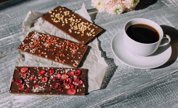 Leckeren Kuchen Mit Kaffee Auf Einem Hölzernen Hintergrund — Stockfoto