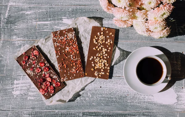 Leckeren Kuchen Mit Kaffee Auf Einem Hölzernen Hintergrund — Stockfoto