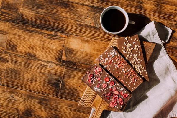 배경에 커피를 곁들인 맛있는 케이크 — 스톡 사진