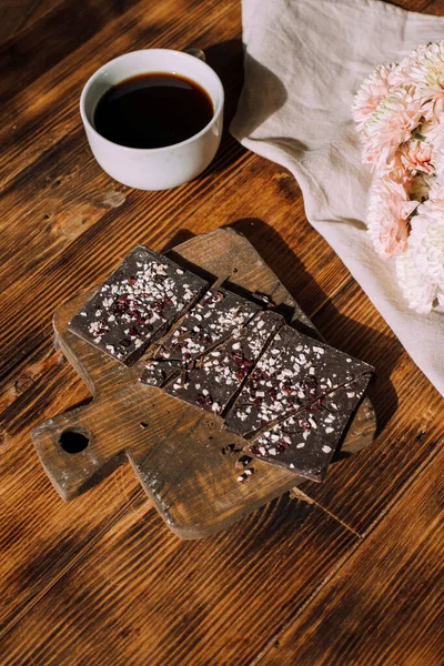 Leckeren Kuchen Mit Kaffee Auf Einem Hölzernen Hintergrund — Stockfoto