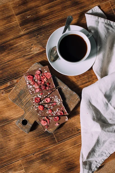 Leckeren Kuchen Mit Kaffee Auf Einem Hölzernen Hintergrund — Stockfoto