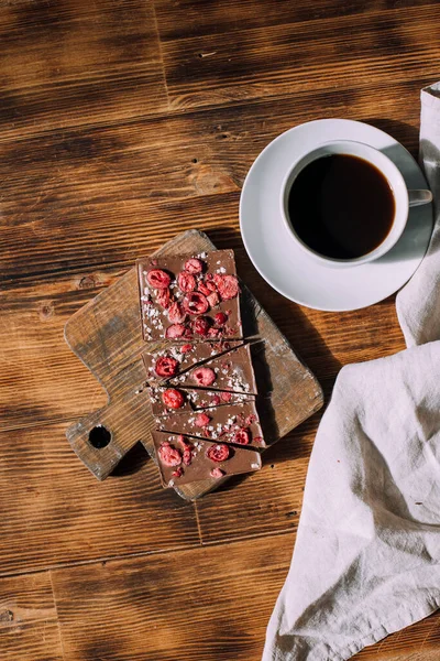 Torta Saporita Con Caffè Sfondo Legno — Foto Stock