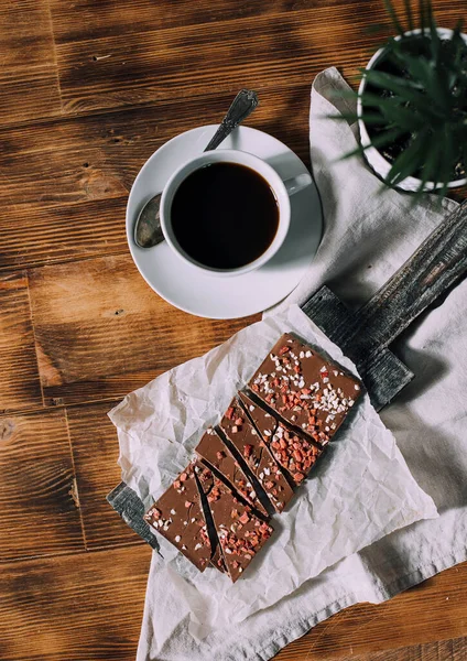 Leckeren Kuchen Mit Kaffee Auf Einem Hölzernen Hintergrund — Stockfoto
