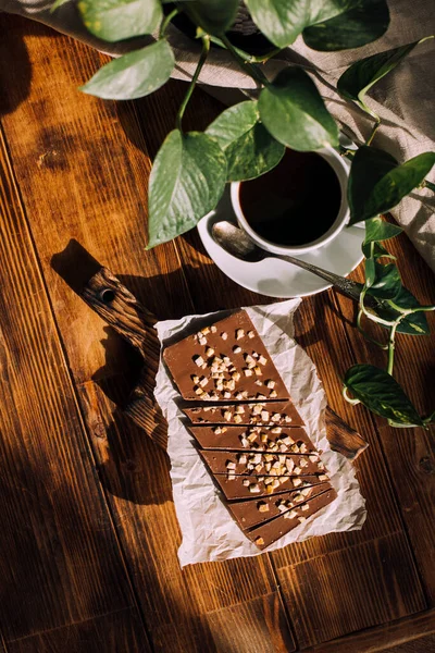 Leckeren Kuchen Mit Kaffee Auf Einem Hölzernen Hintergrund — Stockfoto