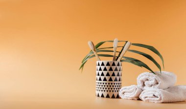 Soyut arka planda çevre dostu bambu diş fırçaları.