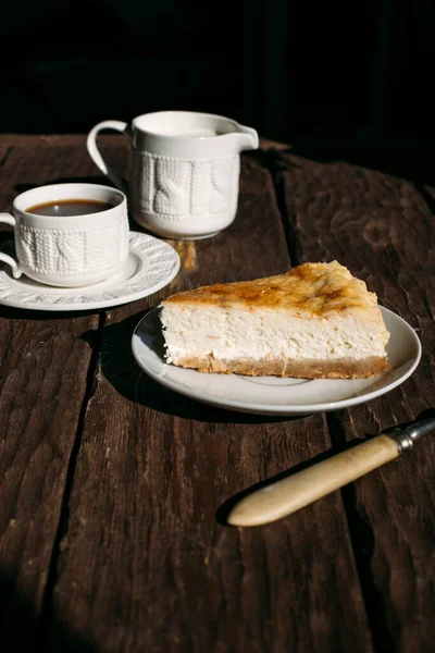 Gustosa Torta Formaggio Caffè Sfondo Legno — Foto Stock