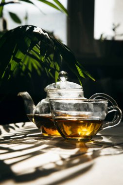 Arka planda, çaydanlıkta çay, yakın plan.