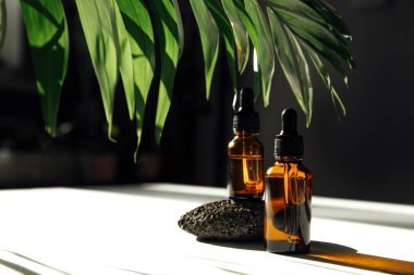 Cam kozmetik yüzlü pipetli serum şişeleri.