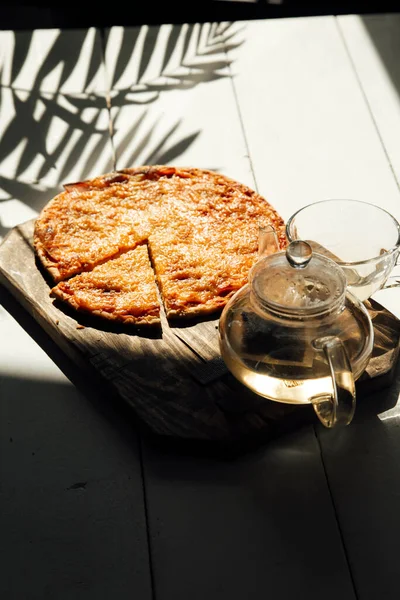 Tee Einer Teekanne Und Hausgemachte Pizza Hintergrund Nahaufnahme — Stockfoto