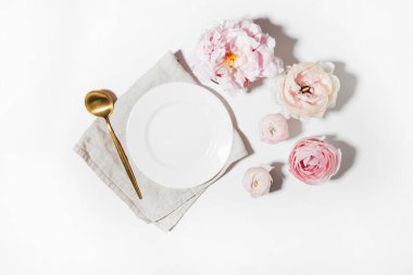 Çiçekleri ve beyaz tabağı olan güzel masa manzarası