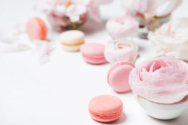 Vista Cerca Macarrones Rosados Blancos Hermosas Rosas Tiernas Sobre Fondo —  Fotos de Stock