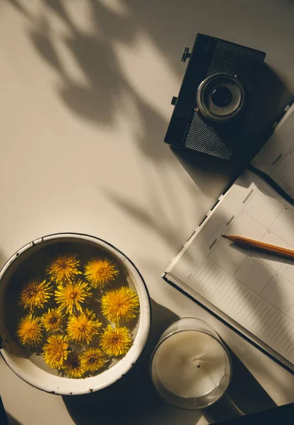 Vista Superior Flores Dente Leão Amarelo Água Vela Notebook Câmera — Fotografia de Stock