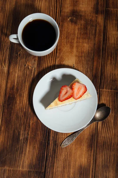 Delicioso Pastel Queso Con Taza Café Sobre Fondo Arbolado — Foto de Stock