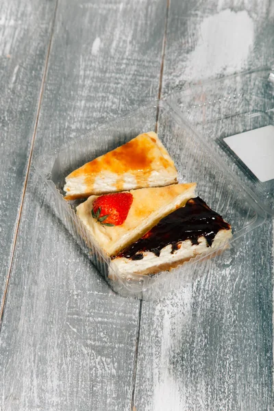 Delicious Νέα Υόρκη Cheesecakes Απομονωμένο Ξύλινο Φόντο — Φωτογραφία Αρχείου