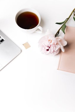 Beyaz arka planda şakayık çiçekli bir fincan kahve. 