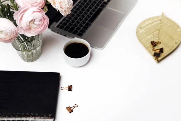 Laptop ve kahve ile uzak çalışma konsepti